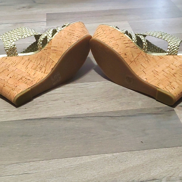 Carlos Santana Gold Wedge Sz 9 - Picture 4 of 5